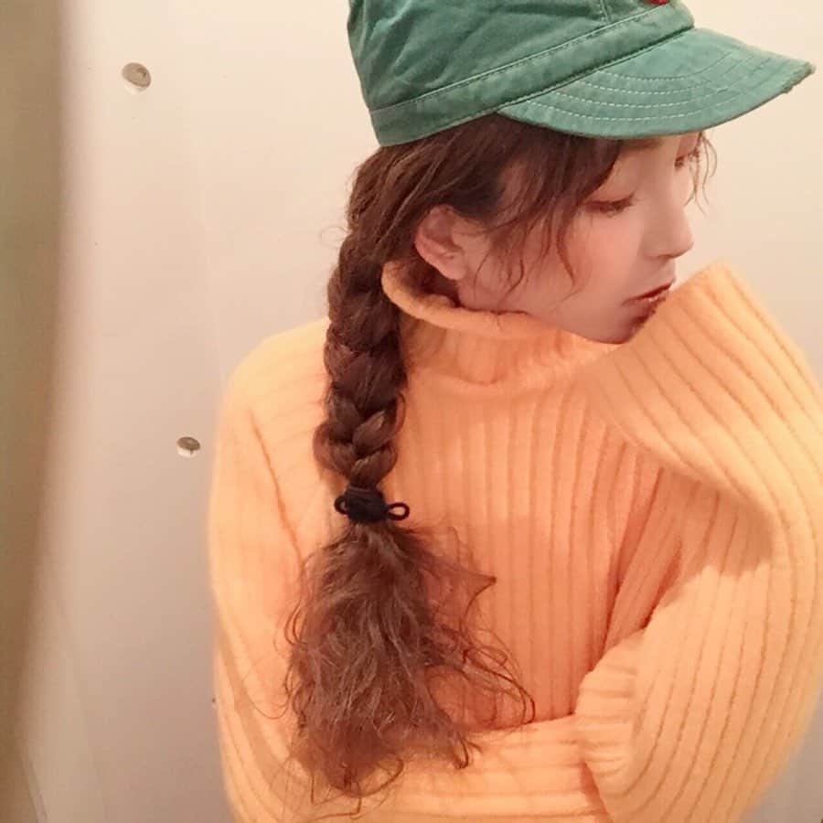 高橋真依子のインスタグラム：「ハタキボウ。ヘアー🖖🏻 毛先多めに残してクシュクシュ。 ロングヘアーのアレンジのバリエーションが欲しい。 #hair#arrange#パーマは定番化している」