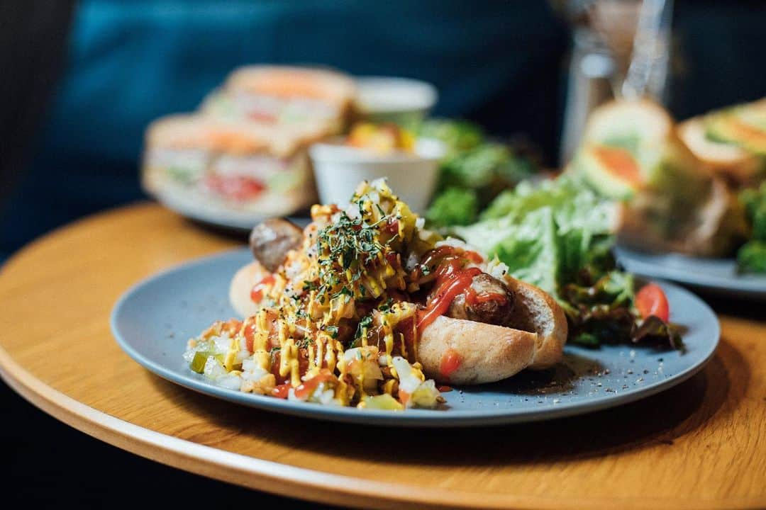 HOTEL SHEのインスタグラム：「.﻿ ﻿ 朝食のおすすめ〜﻿ SHE,SIDE DINER特製 ホットドッグ﻿ ﻿ 🔥無添加のソーセージ！﻿ 🥖香ばしい〜全粒粉のドッグパン﻿ 🥒ほどよい酸味のレリッシュ﻿ ﻿ ソーセージがとても ボリューミーで﻿ 朝から大満足です﻿ Take outもできるので 是非どうぞ〜﻿ ﻿」