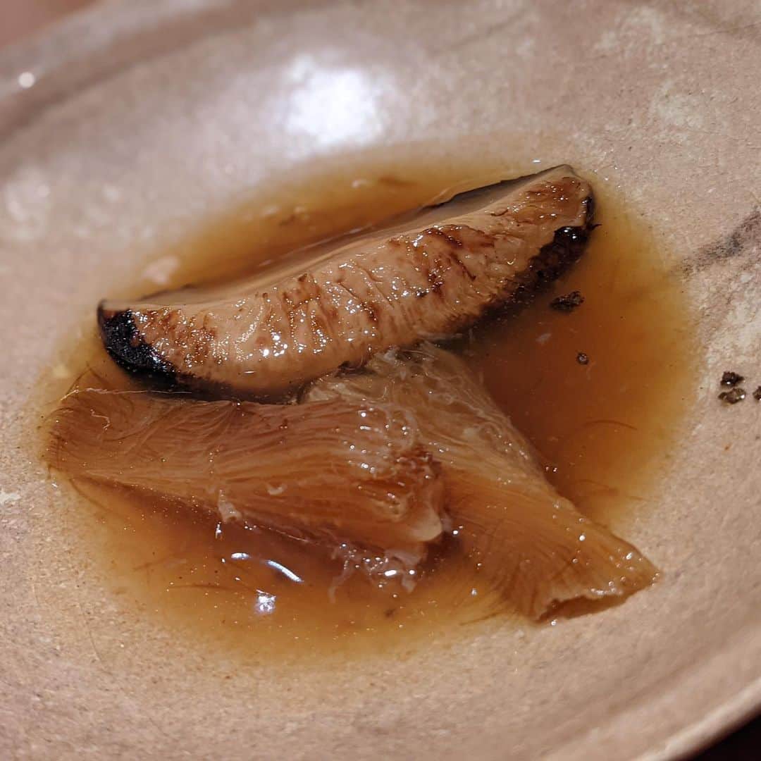 "TERIYAKI" テリヤキ編集部さんのインスタグラム写真 - ("TERIYAKI" テリヤキ編集部Instagram)「石かわグループ初の西洋料理店 【NK】📍東京 神楽坂  もはや説明不要の名店「神楽坂石かわ」から新業態の登場。 料理長を務めるのは、石川氏も天才と呼ぶ料理人・角谷氏。 和食をベースに、ジャンルにとらわれない至高の料理の数々はまるでエンタテイメントです。 料理はどれもシンプルながら、奥深い味わいで終始感動の嵐です！  #神楽坂NK #神楽坂石かわ #神楽坂グルメ  TERIYAKIでは、単なるインスタ映えだけじゃない、本当に美味しいお店を紹介しています。 また、「食」が大好きな人必見の食通が集うコンテンツも充実。 食べることは大好きでも、「行きたいお店に一緒に行く人がいない…」「訪問する機会がない…」という方も多いのではないでしょうか？ そんな時はTERIYAKI美食倶楽部にお任せ！TERIYAKI編集部のメンバーや会員さんと、まだまだ認知されていない隠れた名店や、時には超がつくほどの予約困難店に行き、食の楽しみを享受することができます。グルメな人脈を広げるも良し、ただただ美味しいものを極めるも良し！食通が集った極上のコミュニティをお楽しみください。」1月31日 23時27分 - teriyaki_jp