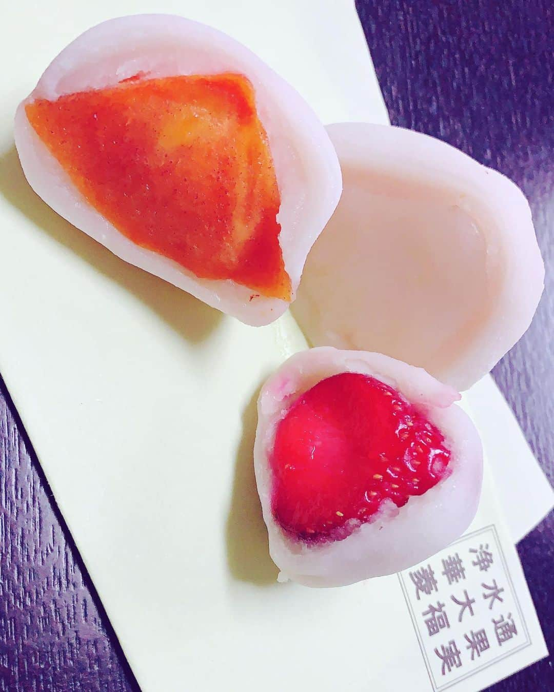 島津久美子さんのインスタグラム写真 - (島津久美子Instagram)「いちご大福祭り🍓💕 * 味も見た目も可愛くて😍食べるのに時間がかかりました😋💕🍓* 嬉しいイチゴの季節到来です🍓 * #いちご大福 #くまもん #くまもんのいちご #フルーツ大福 #可愛いお菓子 #甘味 #和菓子 #大福 #今月のいちご #いちにちいちいちご #米白餅本舗 #華菱 #洋梨大福 #柿大福 #フルーツ大好き #食レポ風 #食べ方動画 #赤い糸 #あまおう #不器用女子 #いちご好き🍓#strawberry #daifuku #japanesesweets #kumamon」1月31日 23時29分 - kumiko_shimazu