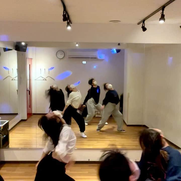 のインスタグラム：「DISTANCE🌷🌌 @kuma_power @mflo_official 私の好きな曲でみんなと☺︎♡  原曲もremixもどっちもすきな曲🥰 主義でも少しならのとこむっず〜笑 @rinri_416 @a09nn @mihotaku__  #distance#宇多田ヒカル#mflo#remix」