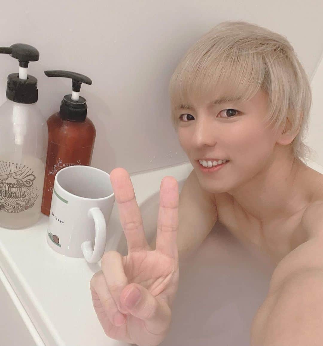 ミヤのインスタグラム：「やっほ〜！！！元気してる？？？？﻿ ﻿ みんなに報告なんだけど新しいYouTubeチャンネル始まりました☺️✌️✨✨✨✨✨✨✨英二くんとのペアチャンネルです🥳🎉🎉﻿ ﻿ 既にもう2本上がってるからまだって方はプロフから飛んでみて😉❣️﻿ ﻿ 今日はお風呂の動画だよ(？？？？？)﻿ ﻿ またたくさんお話出来る場所が出来て嬉しいなあ！！！！自分文章書くの苦手だからYouTubeでいっぱいお喋りするね🐱✨✨﻿ ﻿ 2020年は準備と勉強の年だったけど、2021年はまた前に進む年にしたいなあ🙃🙃🙃﻿ ﻿ これからもよろしくね✌️✌️✌️」