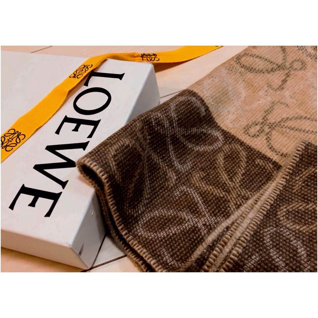 蒼井彩加のインスタグラム：「マフラー買い変えました🧣 最近LOEWEが可愛いっ💕 どうかなー？ 似合うかなー？😭  #マフラー　#loewe  #ロエベ #ロエベマフラー #入手困難　#完売 #beauty #fashion  #オシャレさんと繋がりたい  #オシャレ好きな人と繋がりたい  #winter #winterfashion  #goods #いいねしてね」