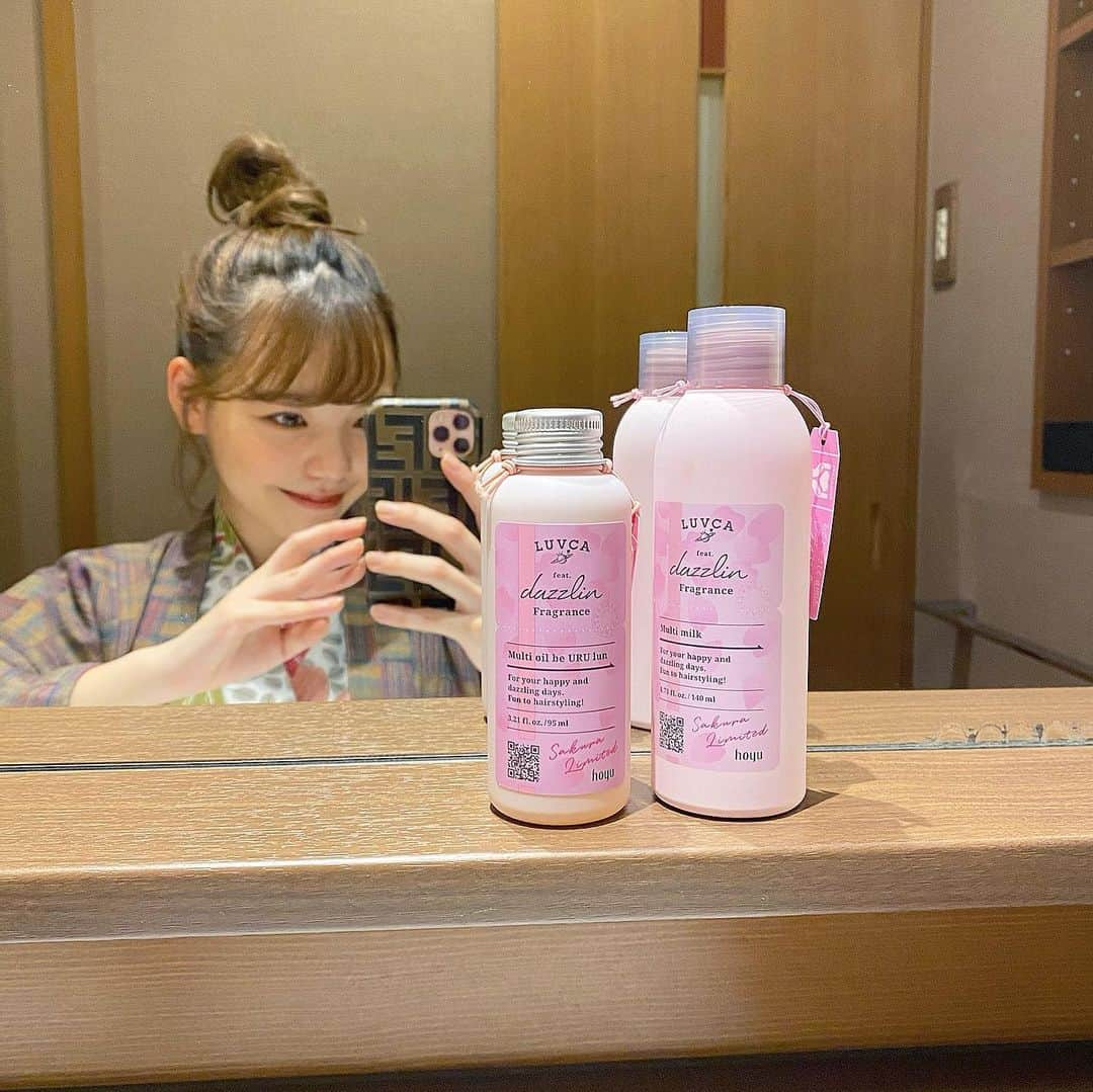 大石 沙南のインスタグラム：「新しいヘアスタイリング剤Get 🌸 .  人気の｢LUVCA×dazzlinコラボ｣から 数量限定で発売されたシアーブロッサムの香りのヘアオイルと、ヘアミルク 💞  この商品の凄い所は、ハンド・ボディクリームとしても使えるところ 🤭🤍  左のmulti oilは髪を巻いた後に軽くつけてあげて、ウェット感を❥  右のmulti milkは、 オフの日など、リラックスしつつもボサボサのままはイヤ！ってときに大活躍のアイテム🥰 あほ毛や毛先のハネをしっかり落ち着かせて、トゥルンとしたツヤ髪に♡  髪に塗ったあとは、手や腕にさらっと塗ってあげると 🙆🏼‍♀️🤍  シアーブロッサムの香りで、春先取り🌸  #LUVCA #スタイリング #スタイリング剤 #ボディミルク#ヘアオイル #ボディミルク #濡れ髪 #hoyu #dazzlin」