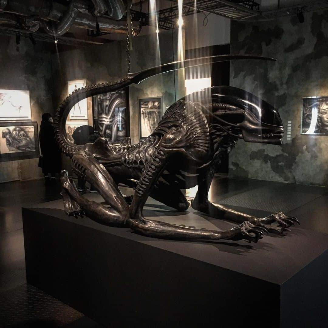 宮本菜津子のインスタグラム：「心斎橋PARCO「H.R.GIGER×SORAYAMA」すごくよかった〜。GIGERの作品って、接触すると妙に安心するなあって。わたしは、何に対しても「どうしようもなく剥き出しになったそれ」そういうものがすごく好き、極端なものが好きなんだろうな〜。と、思いました👽その人の脳内だけでなく内臓とかまで見えてまうような、そんな感覚の、かんじ。 - 2月7日までやってるみたい。わたしは、当日券で入れたよ🎫 - #hrgiger  #空山基  #心斎橋parco  #心斎橋パルコ」