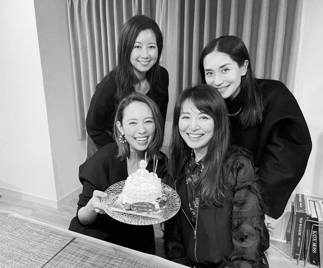 亀恭子のインスタグラム：「今日で1月が終わりますね。 早い…  寝る前にふと携帯のアルバムを見返していて… いつかの写真を。  思う存分外食や旅行を楽しめる日はいつかな、 待ち遠しい…  #memories #january #bff #thankyou #いつもありがとう」