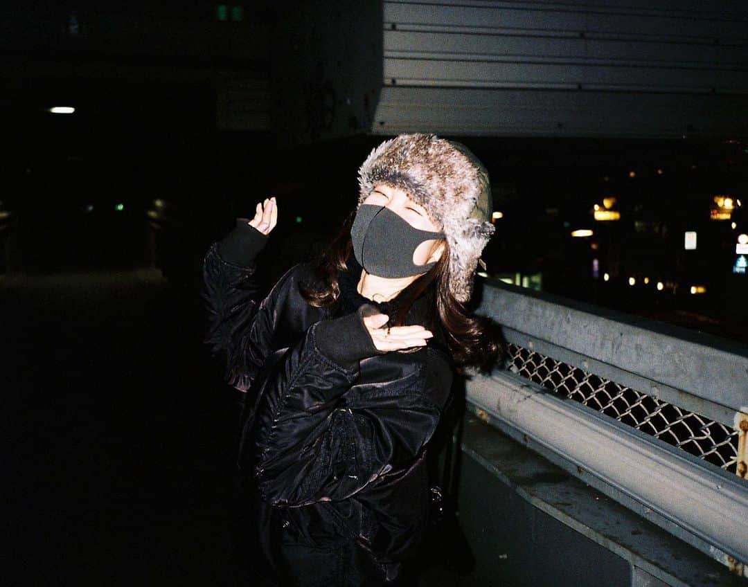 橘花梨のインスタグラム：「東京の夜、さむううううぅ。🍃﻿ ﻿ ﻿ #フィルムカメラ #フィルム #フィルム写真 #フライトキャップ #filmphotography #filmcamera #film #ca4la #tokyo  ﻿」