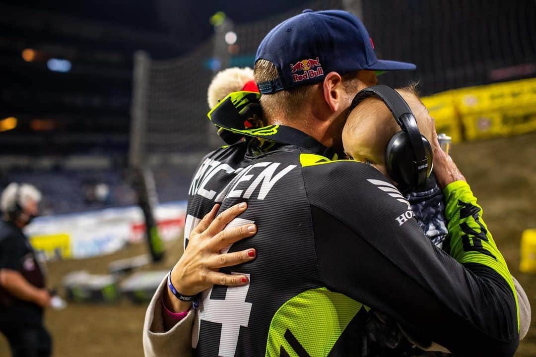 ケン・ロックゼンのインスタグラム：「THIS ONE WAS FOR YOU GUYS! ❤️ 👨‍👩‍👦@courtneyroczen  What an epic night 🤯 we were battling the whole time and i am stoked i came back from a big mistake jumping off the track and having to let Eli by, to regaining the lead and fighting all the way to the 🏁 to get the W. I m going to marinate on that today a little bit and let it set in and then it’s already almost go time again 😁 ❤️ Thank you to my supporters out there  @honda_racing_us @redbull @foxmoto @canyon_na @breitling_usa @thefamilie_   📸 @align.with.us」