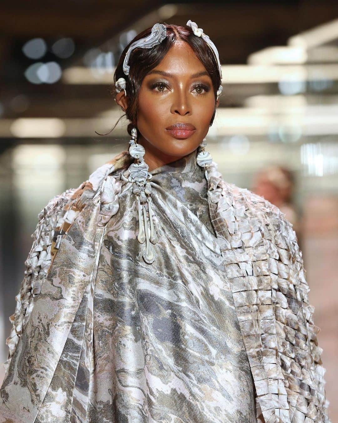 のインスタグラム：「A powerful crescendo for the finale, modeled by Naomi. Mosaic and marbled effects evoke the timeless opulence of the Bernini sculptures that inspired @MrKimJones’ debut #FendiCouture Spring Summer 2021 show.   Artistic Director of Couture and Womenswear Collections: @MrKimJones Artistic Director of Accessories and Menswear Collections: @SilviaVenturiniFendi Jewellery Creative Director: @delfinadelettrez  Model: @naomi」