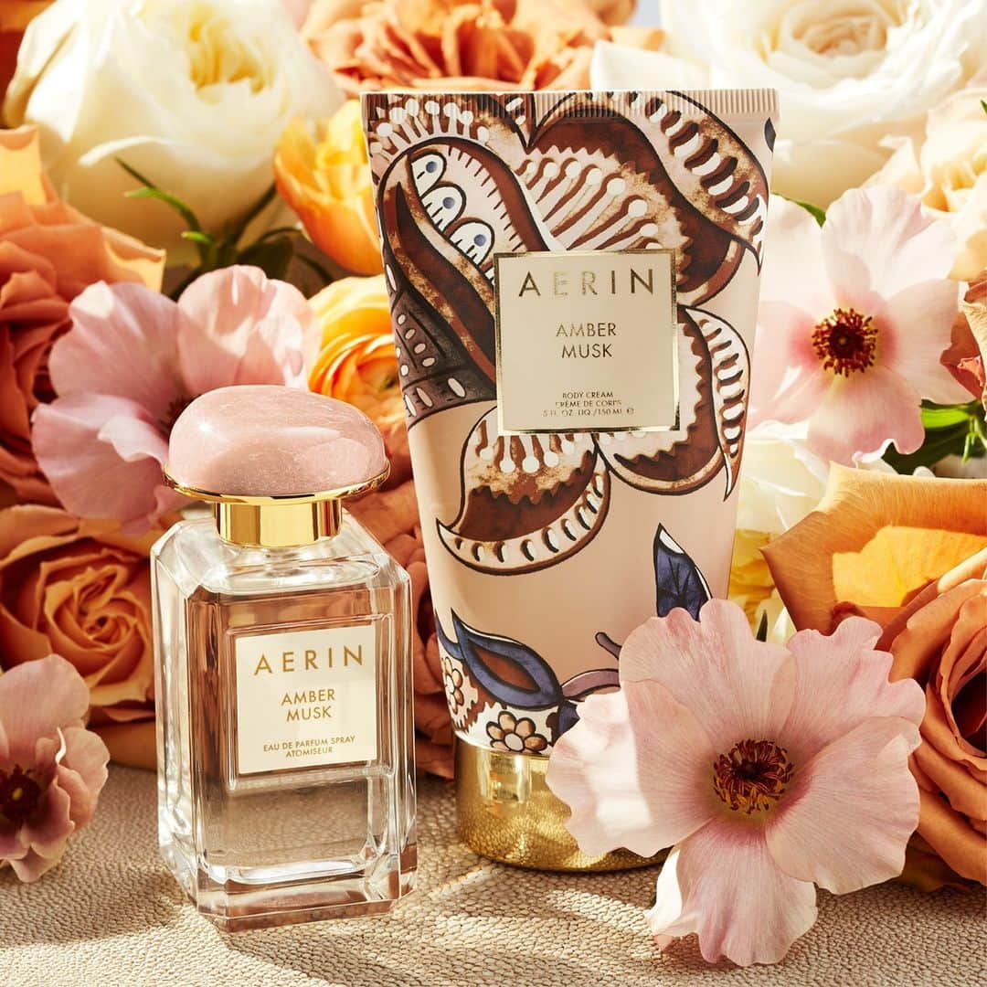 エスティローダーのインスタグラム：「Experience the luxurious comfort of @aerin’s best-selling Amber Musk. Layer this dreamy fragrance over our richly luxurious and deeply replenishing body cream, or spray it on your scarf or sweater, and revel in the delicious scent of this wrapping amber floral. #AERINBeauty」