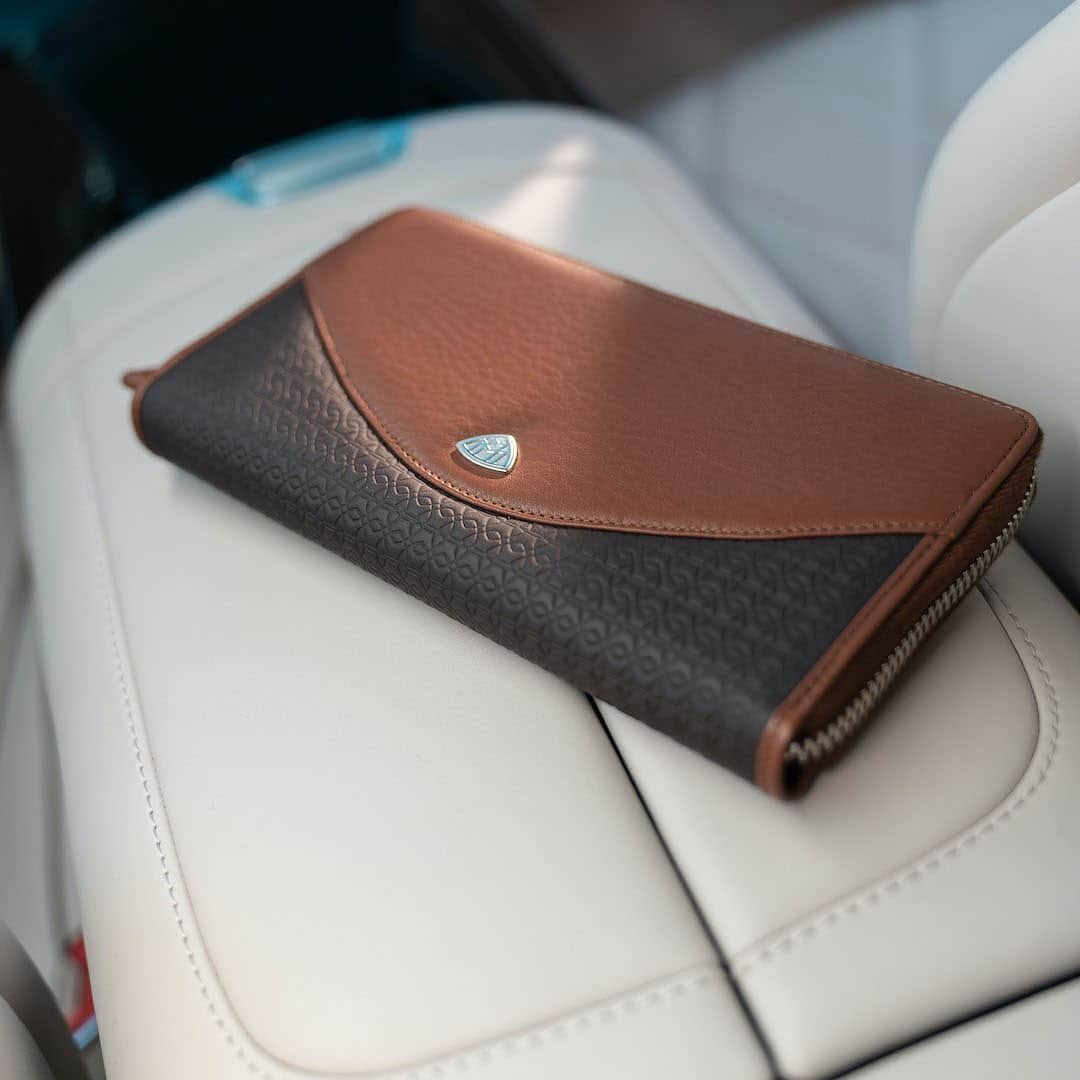 メルセデス・ベンツさんのインスタグラム写真 - (メルセデス・ベンツInstagram)「Made from original MAYBACH vehicle leather, this distinctive wallet provides you with exclusive MAYBACH luxury on the go. Get this special everyday companion by clicking on the shopping tag.  📷 ranier_Fernandez_photography for #MBSocialcar #MercedesBenz #MaybachLuxury」2月1日 0時00分 - mercedesbenz