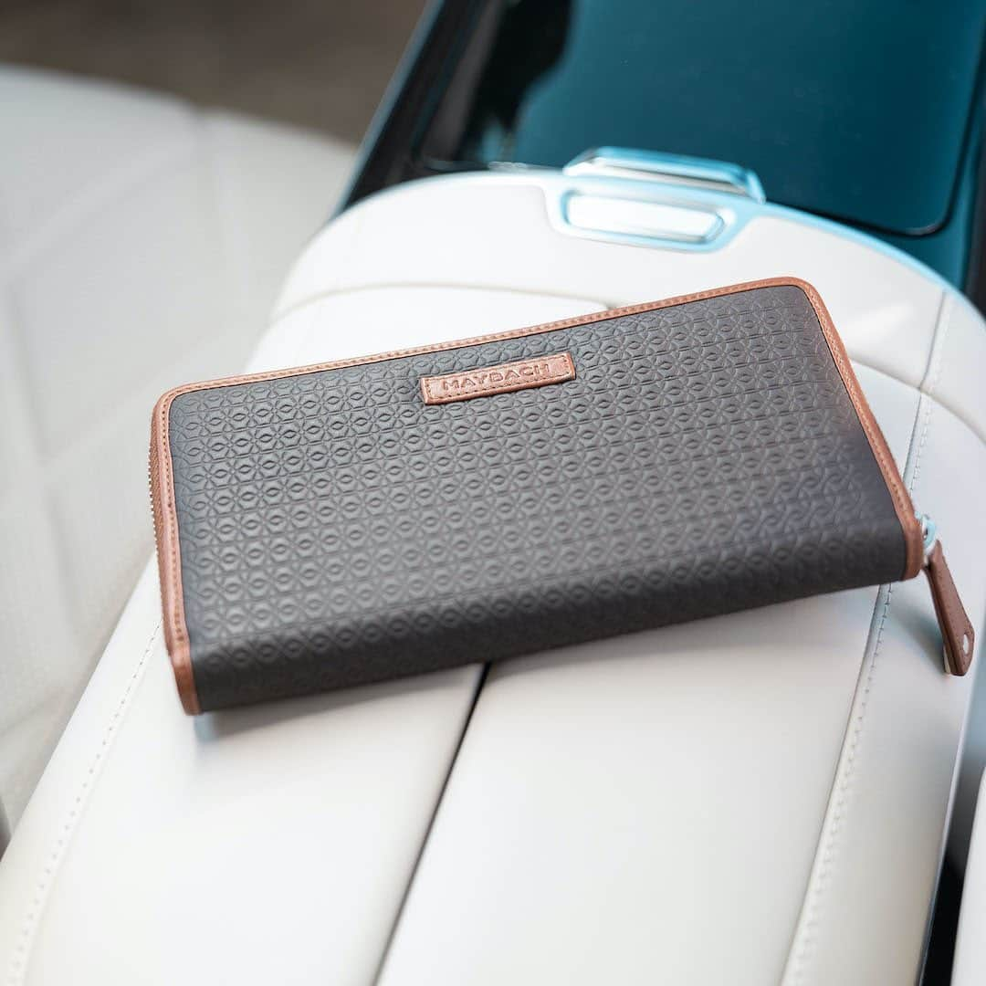 メルセデス・ベンツさんのインスタグラム写真 - (メルセデス・ベンツInstagram)「Made from original MAYBACH vehicle leather, this distinctive wallet provides you with exclusive MAYBACH luxury on the go. Get this special everyday companion by clicking on the shopping tag.  📷 ranier_Fernandez_photography for #MBSocialcar #MercedesBenz #MaybachLuxury」2月1日 0時00分 - mercedesbenz