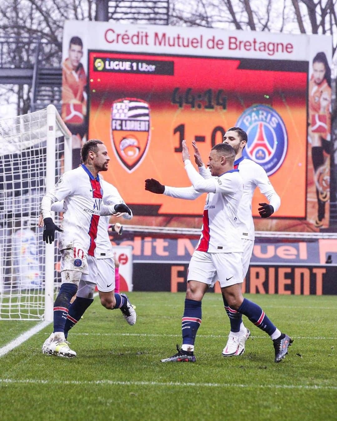 パリ・サンジェルマンFCさんのインスタグラム写真 - (パリ・サンジェルマンFCInstagram)「Level at the break thanks to the late penalty converted by @neymarjr  Nos Parisiens parviennent à égaliser juste avant la mi-temps grâce à @neymarjr #FCLorient 1️⃣ - 1️⃣ #ParisSaintGermain ⚽️ @neymarjr 44' . #AllezParis #ICICESTPARIS #FCLPSG #Paris #NeymarJr #NJR #Neymar #PSG #Ligue1 #Lorient #France」1月31日 23時54分 - psg