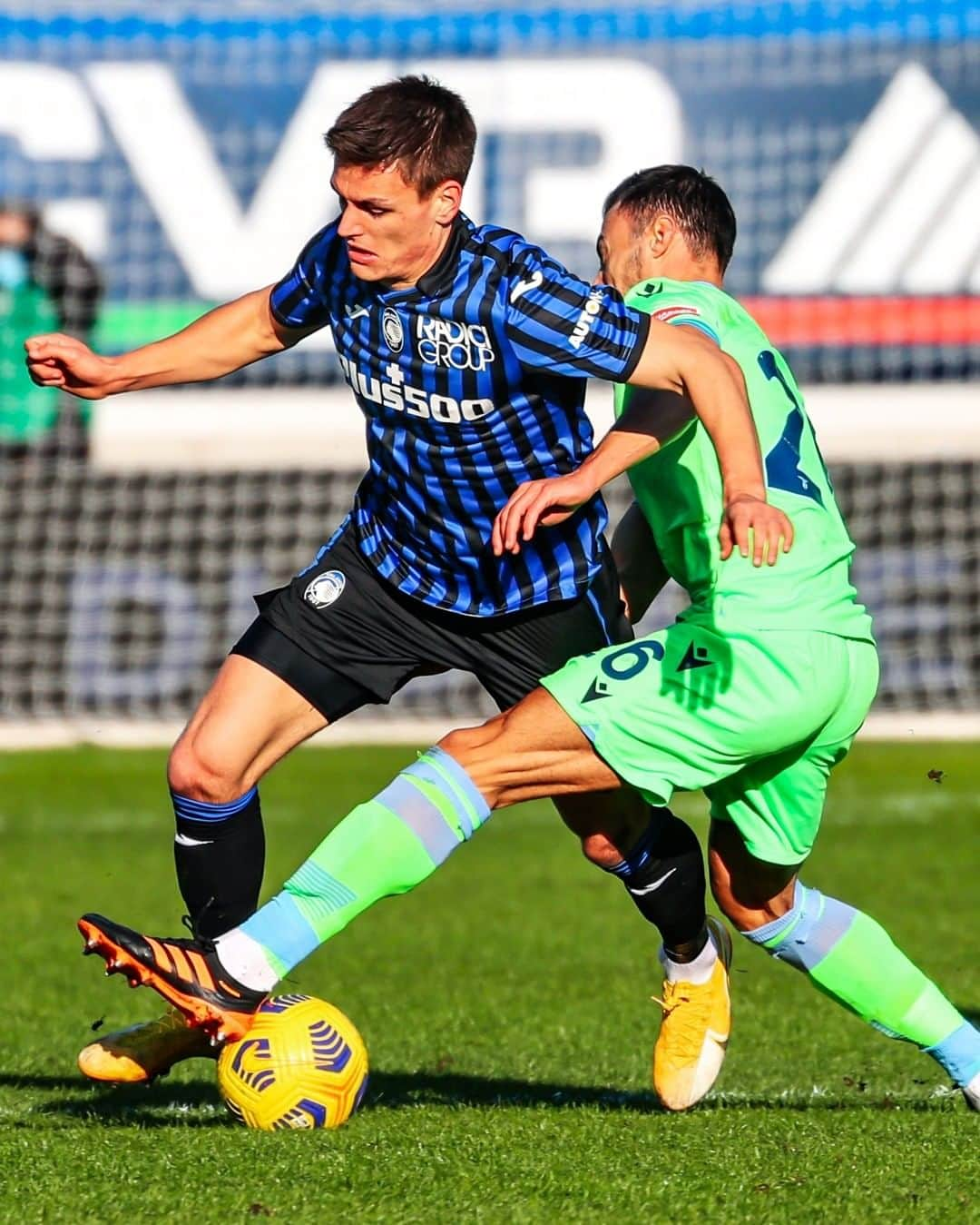 アタランタBCさんのインスタグラム写真 - (アタランタBCInstagram)「Serve una gran ripresa. NON MOLLIAMO!! 👊 Need a big second half. NEVER GIVE UP!! 😤 ⠀ #AtalantaLazio [0-1 HT] #GoAtalantaGo ⚫️🔵 #Atalanta #BergAMO #ForzaAtalanta #SerieATIM」1月31日 23時54分 - atalantabc