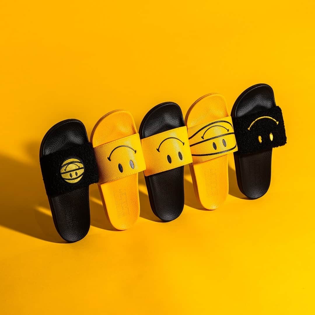 Foot Lockerのインスタグラム：「🙂 🙂 🙂  Pick your slides! @Chinatownmarket」