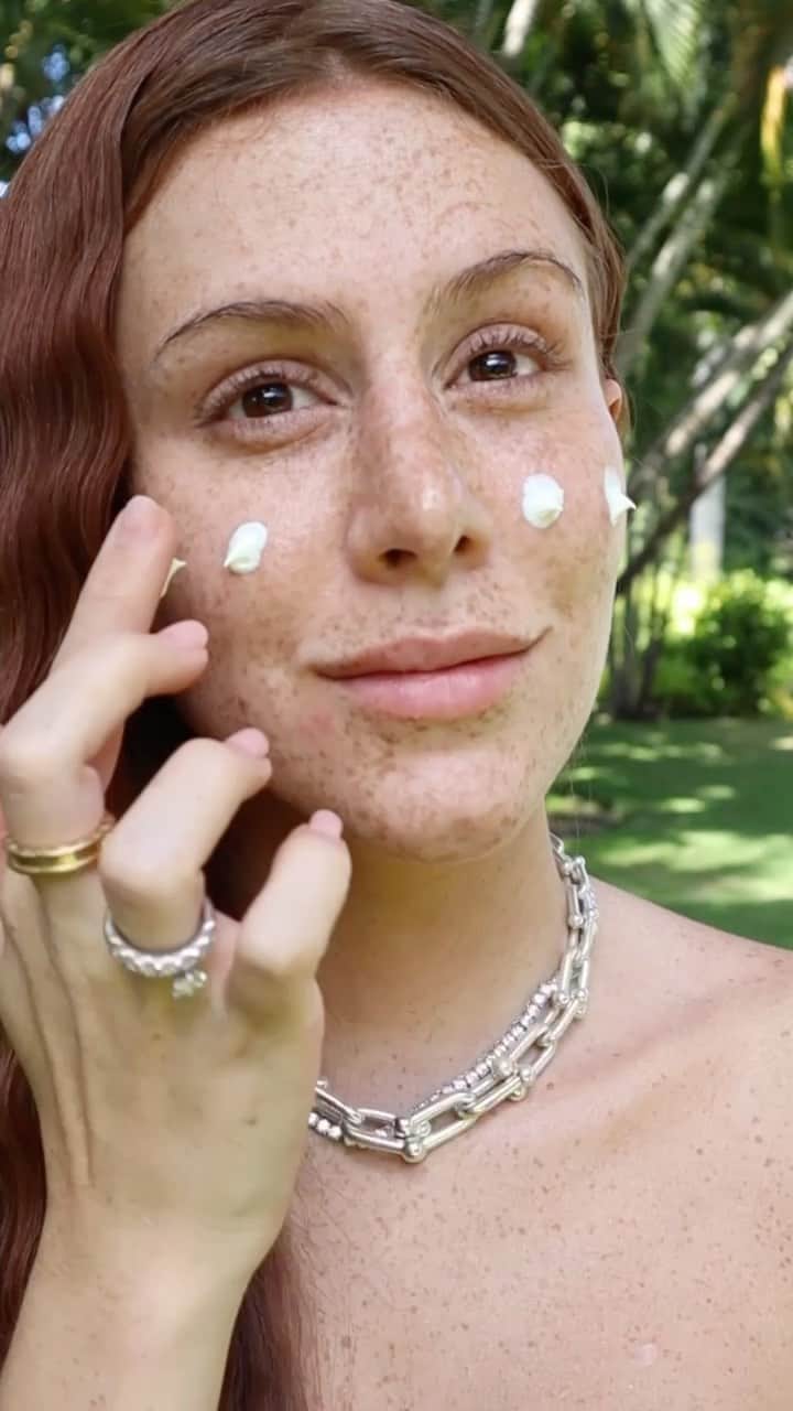 マリ・マリアのインスタグラム：「A conexão que temos entre nós é maior do que imaginamos! Estar conectada com a natureza e poder sentir a minha presença nesse mundo me motiva a ser cada vez melhor, me faz sentir #SolarmenteLinda ✨ A sensação do sol e do ar é única e me traz uma paz indescritível. Para termos essa conexão é essencial cuidar da nossa pele, e o protetor solar é indispensável pq protege a nossa beleza. Com produtos incríveis a @niveabrasil traz o novo NIVEA SUN BEAUTY EXPERT, um protetor solar que tem uma textura levinha com FPS 50, que controla a oleosidade da pele, um cuidado extra além da proteção solar. Eu não abro mão! E pra vocês, o que faz vocês se sentirem #SolarmenteLinda? #publi」