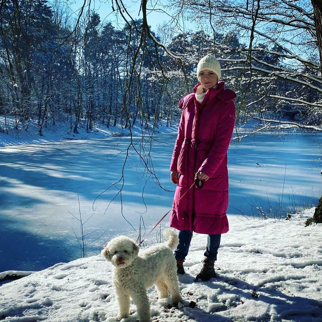 フランツィスカ・クヌッペさんのインスタグラム写真 - (フランツィスカ・クヌッペInstagram)「Frozen sunday walk with Ella ❤️💋✨❄️🐶 #snow #frozen #lagottoromagnolo #ella #sonntagsspaziergang #sun #winterwonderland #enjoylifeeverysecond  Pic by @chrismoesi」1月31日 23時58分 - franziskaknuppe