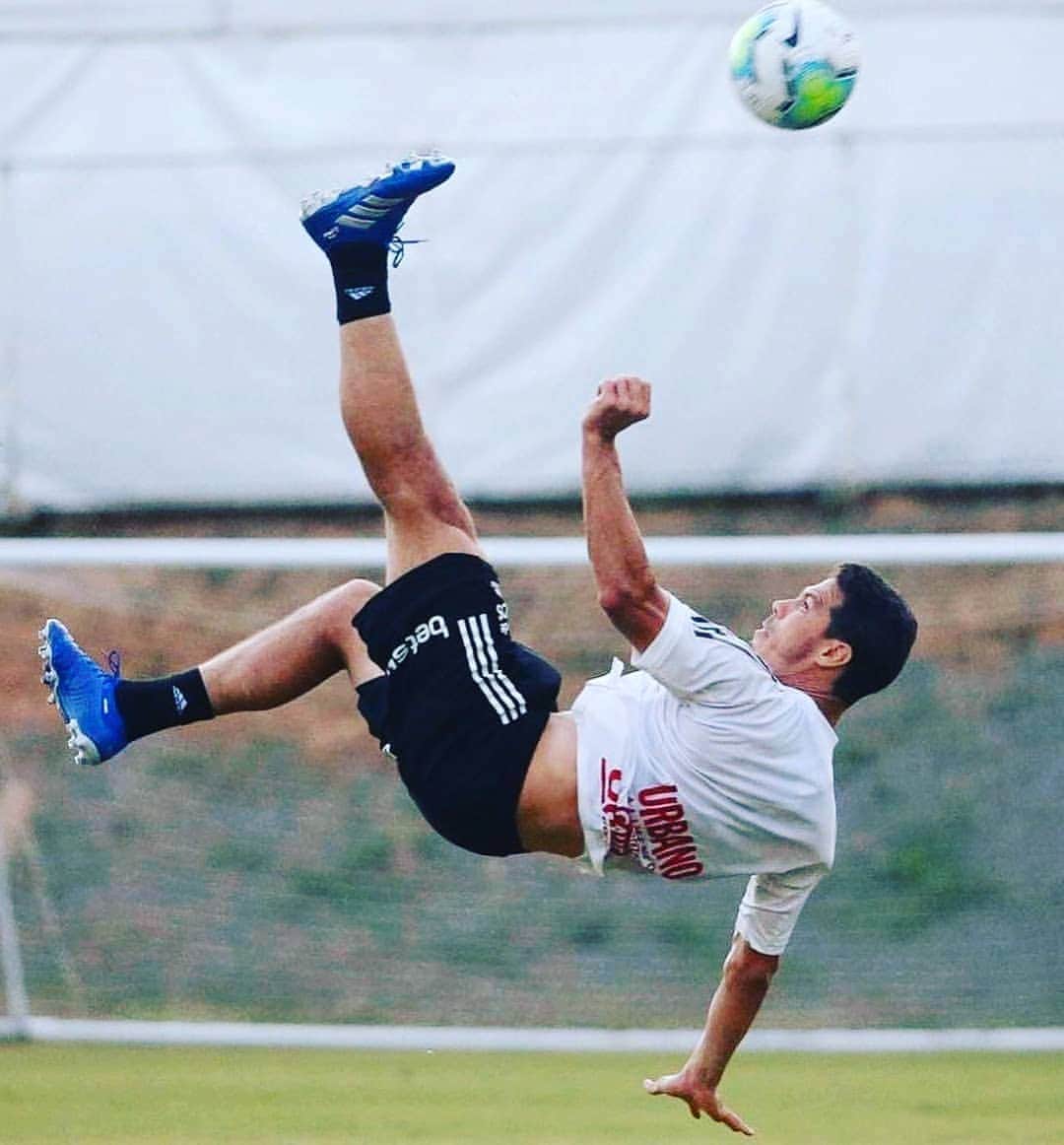 エルナネス・リマのインスタグラム：「Eu e ela❤🇾🇪⚽️」