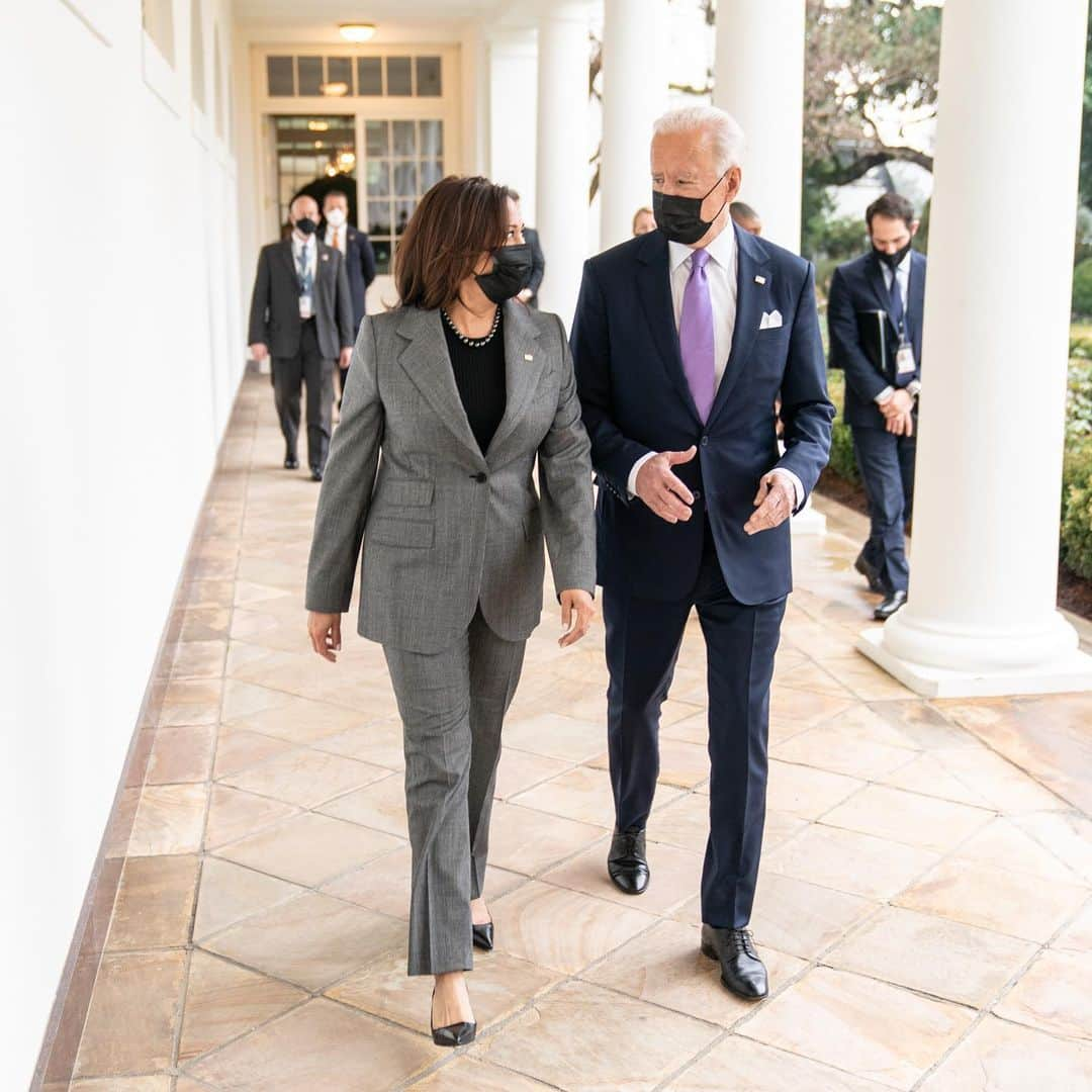 ジョー・バイデンさんのインスタグラム写真 - (ジョー・バイデンInstagram)「Since January 20th, @potus and I have addressed the urgent crises facing our nation – the pandemic, the economic crisis, racial justice, the climate crisis, and more. We will continue working for the people.」2月1日 0時02分 - vp