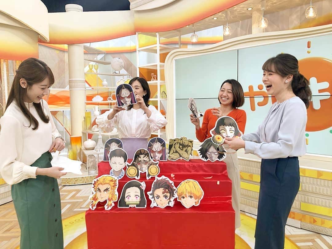 TBS「はやドキ！」のインスタグラム：「今年の節分は2月2日です👹﻿ ﻿ スタジオでご紹介した鬼滅の刃のお面は﻿ 14種類😊﻿ ﻿ みんなでどれが良いかな？とお面を選んでいるところです🎶﻿ ﻿ 公式サイトからデータをダウンロードできるそうですよ！﻿ 鬼たちのお面もあります！﻿ ﻿ 私たちは何を選んだでしょう～？😄﻿ ﻿ ﻿ 皆川﻿ ﻿ ﻿ #鬼滅の刃﻿ #節分﻿ #上野愛奈﻿ #篠原梨菜﻿ #皆川玲奈﻿ #アナウンサー﻿ #池田沙耶香﻿ #気象予報士﻿ #はやドキ﻿ #tbs」