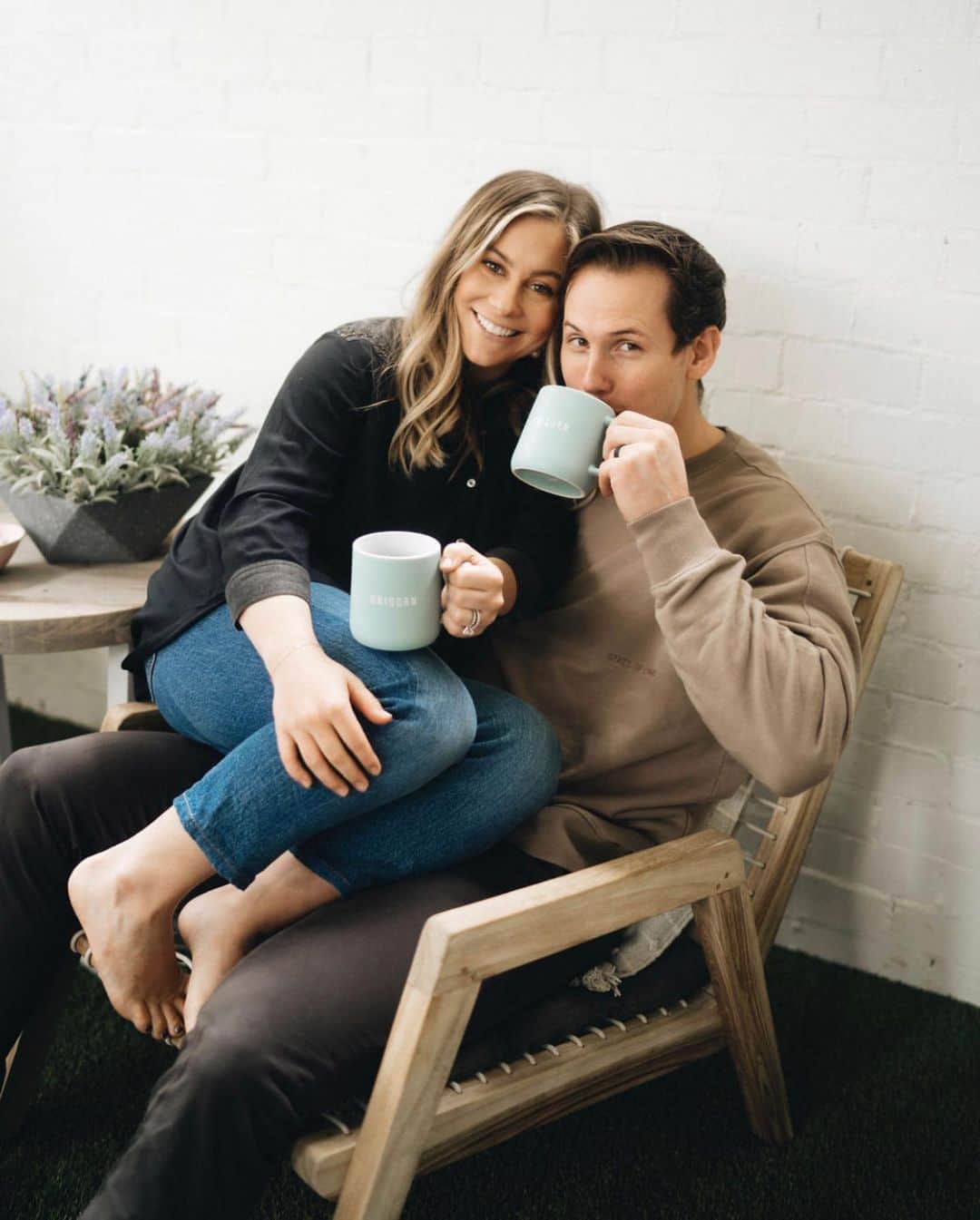 のインスタグラム：「Morning coffee with my guy ❤️ @andrewdeast what’s your coffee order? Ours is oat milk cappuccinos! @uniqorncoffee」