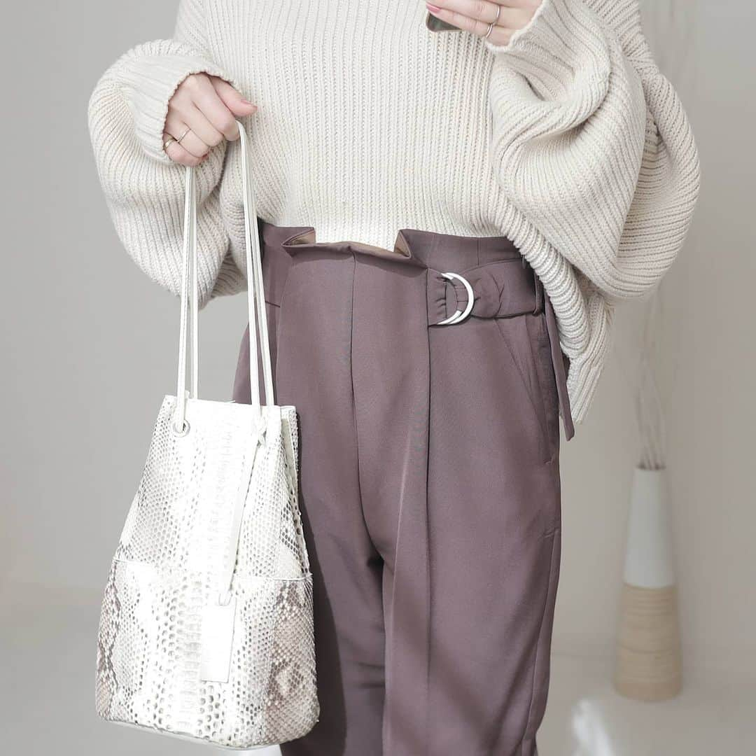 Eri Satoさんのインスタグラム写真 - (Eri SatoInstagram)「beige×brownコーデ · tops: @titivatejp  pants: @edist.closet bag: @marco.masi.milano · 届いたばかりのブラウンのパンツ @edist.closet のものだよ🐻 ウエスト部分が可愛い～💛 バッグとの相性もバッチリ✨ また全身も載せますね！ · EDIST. CLOSETはショッピングだけじゃなくてレンタルもできるから、自分のライフスタイルに合わせて選べるのが良いの☺ オリジナルのアイテムで質も良いしね✨ · ＼＼クーポンありますよー！！／／ · 🎫初めてお買い物の方は【STORE1】のクーポンコードで¥1000割引(※¥5000以上のお買上げ時) 🎫ストア割引：【SNS2101】 1/22~2/20 4,000円以上ご購入で500円OFF(※上のチケットとは併用できません) 🎫レンタル：【FRsatoeri626】 2/20までにレンタルプラン入会で1,000円分ポイントをプレゼント(※トライアルプランは対象外) · 他にも、 👉2/20まで最大90％OFFのファイナルセール開催中 👉2/7までレンタル入会初月半額キャンペーン+テレワークトップスプレゼント(←え、めっちゃすごい😲) · ぜひチェックしてみてねー💛 · · #edistcloset #エディストクローゼット #エディクロコーデct2月#titivate #ニット#高身長コーデ#ママコーデ#カジュアルコーデ#ニットコーデ#マルコマージ#パイソン柄 #fashion#ootd#outfit#code#coordinate#style#ファッション#コーディネート#コーデ#プチプラ#プチプラコーデ#mamagirl#locari#partegram#カジュアル#お洒落さんと繋がりたい#pr」2月1日 0時05分 - satoeri626