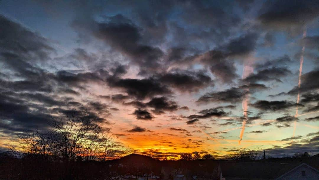 ブリタニ・クラインさんのインスタグラム写真 - (ブリタニ・クラインInstagram)「Snow has been falling since 7:30 a.m. this morning, but spring is in less than fifty days.  ✨Bright side ☃️」2月1日 0時06分 - official_brittkline