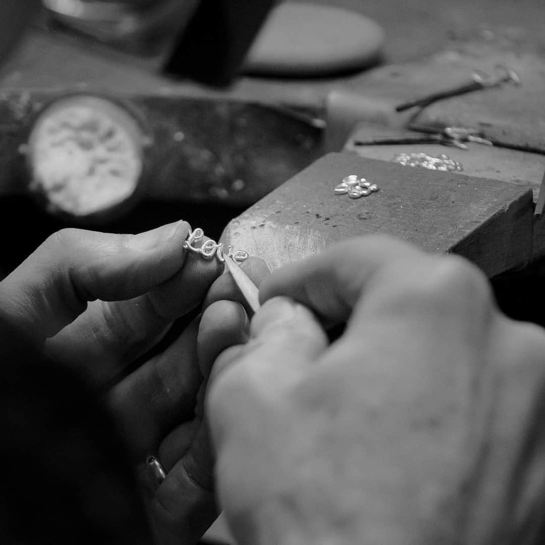 ダウアー&ホールさんのインスタグラム写真 - (ダウアー&ホールInstagram)「Jewellery made with love in London... Would you like to see more of our jewellery in the making? :)⠀⠀⠀⠀⠀⠀⠀⠀⠀ ⠀⠀⠀⠀⠀⠀⠀⠀⠀ _⠀⠀⠀⠀⠀⠀⠀⠀⠀ _⠀⠀⠀⠀⠀⠀⠀⠀⠀ #DowerandHall #Slowfashion #ArtisanJewellery #MadeinUK」2月1日 0時17分 - dowerandhall