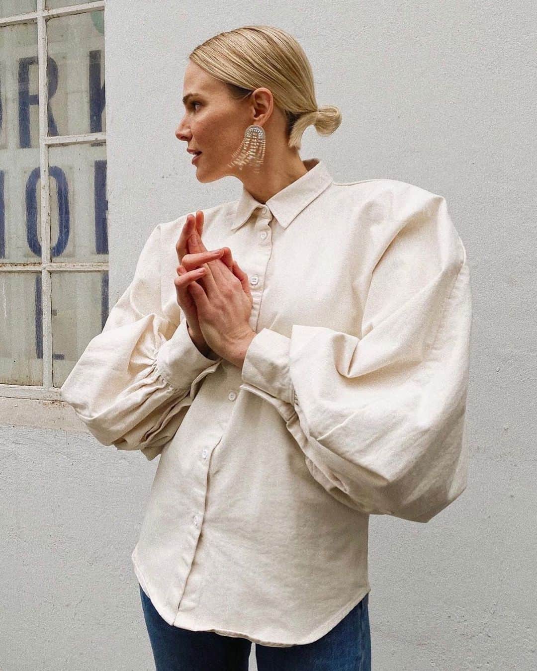 MATCHESFASHION.COMさんのインスタグラム写真 - (MATCHESFASHION.COMInstagram)「As you continue to navigate your work-from-home wardrobe, consider @madeintomboy’s variations of the classic shirt, as seen on @leonievonhase. What’s your go-to look for now? We’d love to see – tag @MATCHESFASHION and #CheckingIn to share your style. Head to the link in bio for more inspiration from our community.」2月1日 0時13分 - matches