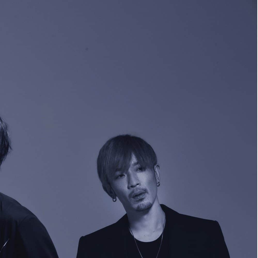 SPYAIRのインスタグラム：「. 3月31日(水)にNew Album『UNITE』の発売が決定！  前作『KINGDOM』から約3年半ぶり、6枚目のオリジナルアルバムとなる今作は最新曲「轍～Wadachi～」をリード曲に、2018年以降発表してきた数々の話題曲、そしてメンバーそれぞれが楽曲制作に挑んだ新録曲を含む全12曲を収録。  個性が光る楽曲が“結合”したアルバム『UNITE』が完成しました！   【アルバム情報】 New Album『UNITE』 2021年3月31日 発売 ■初回生産限定盤 [CD+DVD] 価格：6,273円+税／AICL-4038～4039 ■通常盤 [CD] 価格：2,727円+税／品番：AICL-4040 ※収録曲等、商品詳細は追って発表  ↓CDのご予約はこちら https://smar.lnk.to/5JRMv8 ※通販サイトは順次追加されます。予約開始は各サイトで時間差がありますのでご了承ください。   =CD購入者特典= ■TOWER RECORDS(オンライン含む/一部店舗除く) オリジナル缶バッジ(タワーレコードver.) ■TSUTAYA RECORDS（一部店舗除く）/ TSUTAYAオンラインショッピング（予約のみ） オリジナルA2サイズポスター(複製サイン入り) ■セブンネットショッピング エコバック ■楽天ブックス オリジナル缶バッジ(楽天ブックスver.) ■Sony Music Shop オリジナルモバイルスタンド ■Amazon co.jp メガジャケ ■応援店 オリジルポストカード  #SPYAIR#UNITE」