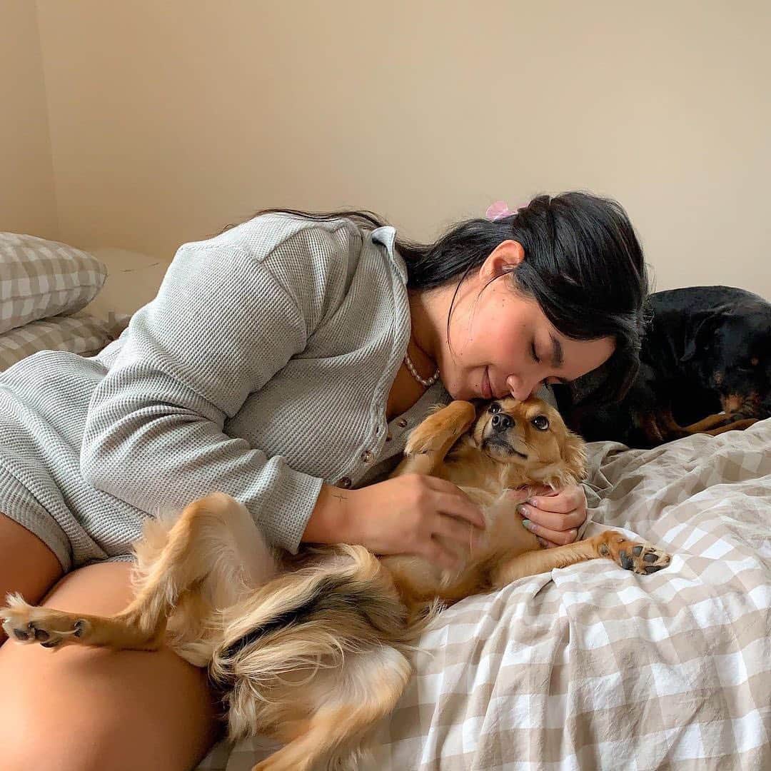 のインスタグラム：「Here's some Sunday snuggles for your feed 💕 @dietmtndewy wears the UO Cozy Thermal Long Sleeve Romper — link in bio to shop it in 2 colors!」