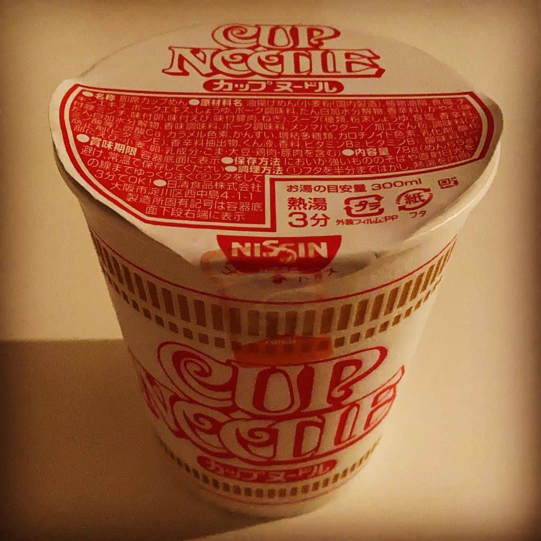 浅田信一のインスタグラム：「待機中♨️  #本日の夕飯 #ミッドナイトラーメン」