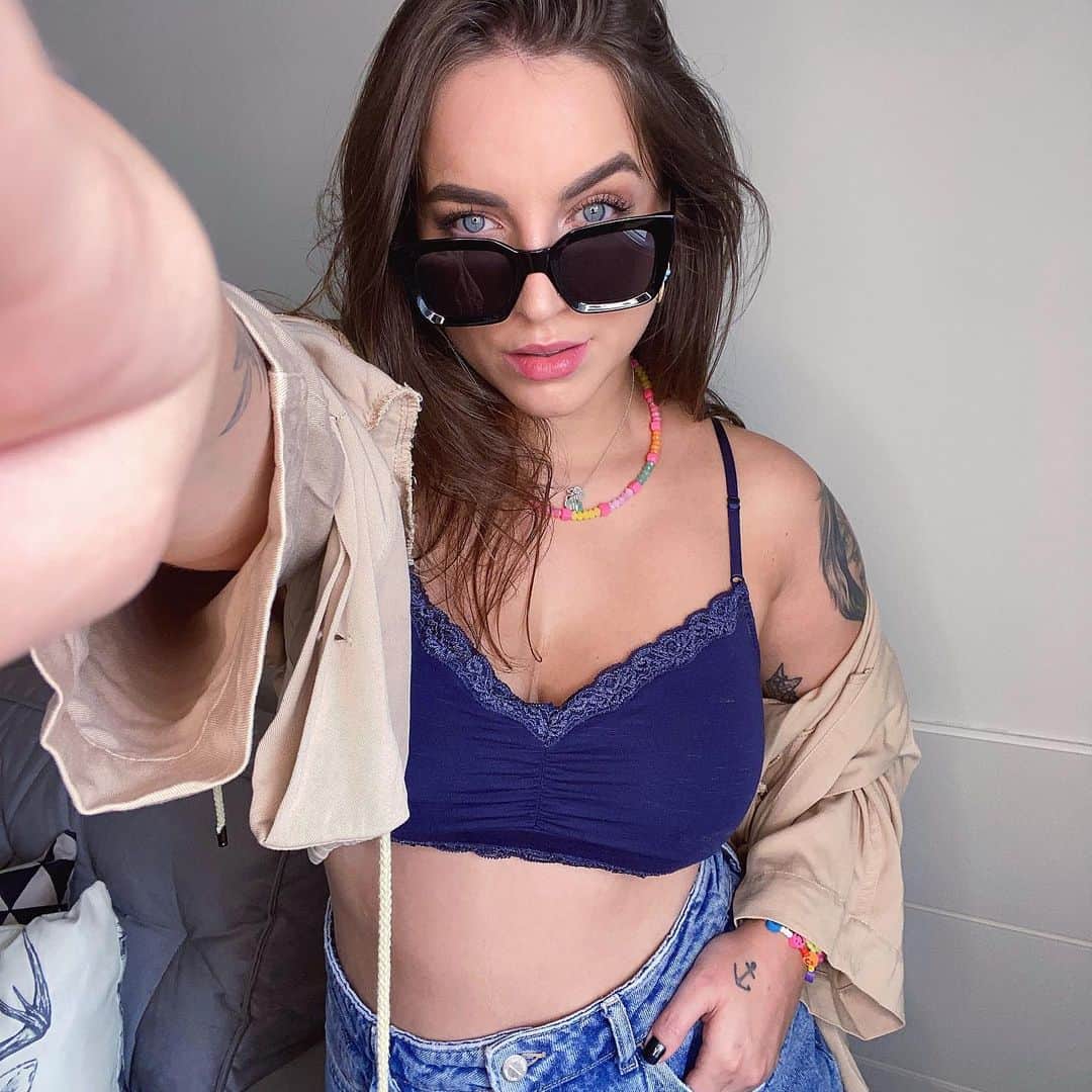 Bruna Unzuetaのインスタグラム：「O charme do look é esse top da coleção Green de @hope.oficial, que é eco-friendly e feita com tecido Modal, que tem baixo impacto ambiental, devido à sua matéria-prima derivada da celulose e que necessita muito menos água do que algodão. E é um tecido com toque macioo e super confortáveeeel 🥰 #HOPELingerie #HOPE #LingerieParaTodas」