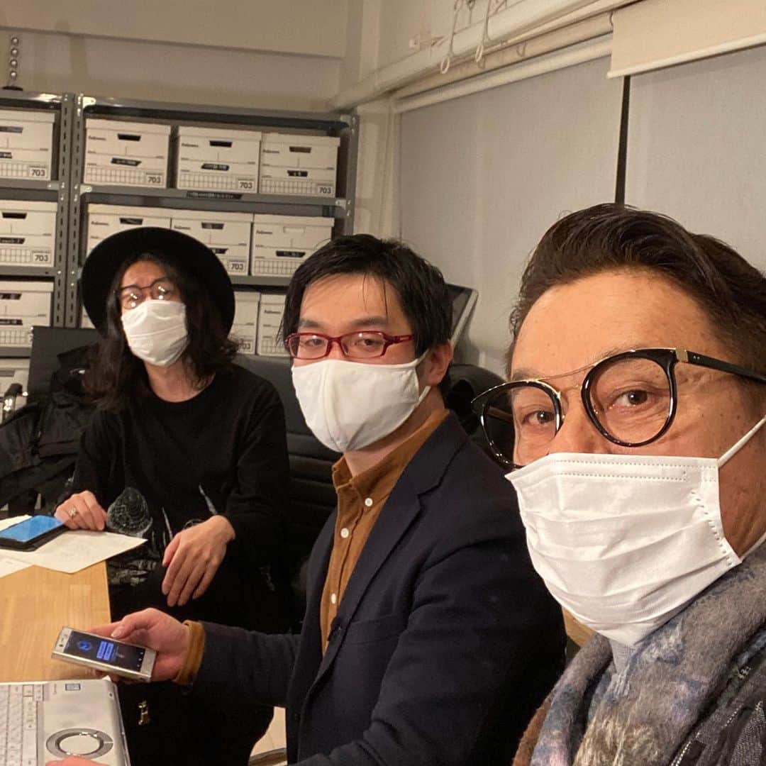 伊津野亮さんのインスタグラム写真 - (伊津野亮Instagram)「ニコニコ生放送 『ハッキリ』 #伊津野亮 #ジョー横溝 #宮原健太　 #毎日新聞政治部記者 #マスコミ論　 #記者クラブは必要？ #政治とメディア #モヤモヤ #忖度なしで語る 今回も沢山野皆さんに 視聴していただき感謝！ メディアも我々も意識を変えて 行かないと日本は終わる！ 次回配信は2月となります！  政治記者と放送業界人がハッキリ！と語る『メディア論』！！！ / ニコ生番組 https://live.nicovideo.jp/watch/lv330205021 是非次回も観て感じて下さい！」2月1日 0時45分 - ryoizuno