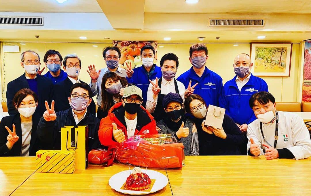 黒田アーサーのインスタグラム：「アンバサダー黒田アーサーのために東京ポートボウルの皆さんがサプライズバースデーをしてくれました💕😊オーナーのアキさん、東海林社長、今さん、花きゃべつ清さん、戸井Ｐ、朋ちゃん、もっちー、そしてスタッフの皆さん！本当に有り難うございました❤️東京ポートボウルは最高です💕😍還暦を迎えてますます色々な事にチャレンジして行きます‼️黒田頑張りますので皆さま応援宜しくお願い致します❤️ #2月1日生まれ  #還暦祝い  #サプライズバースデー  #ありがとうございます💕  #東京ポートボウル #公式アンバサダー #黒田アーサー」
