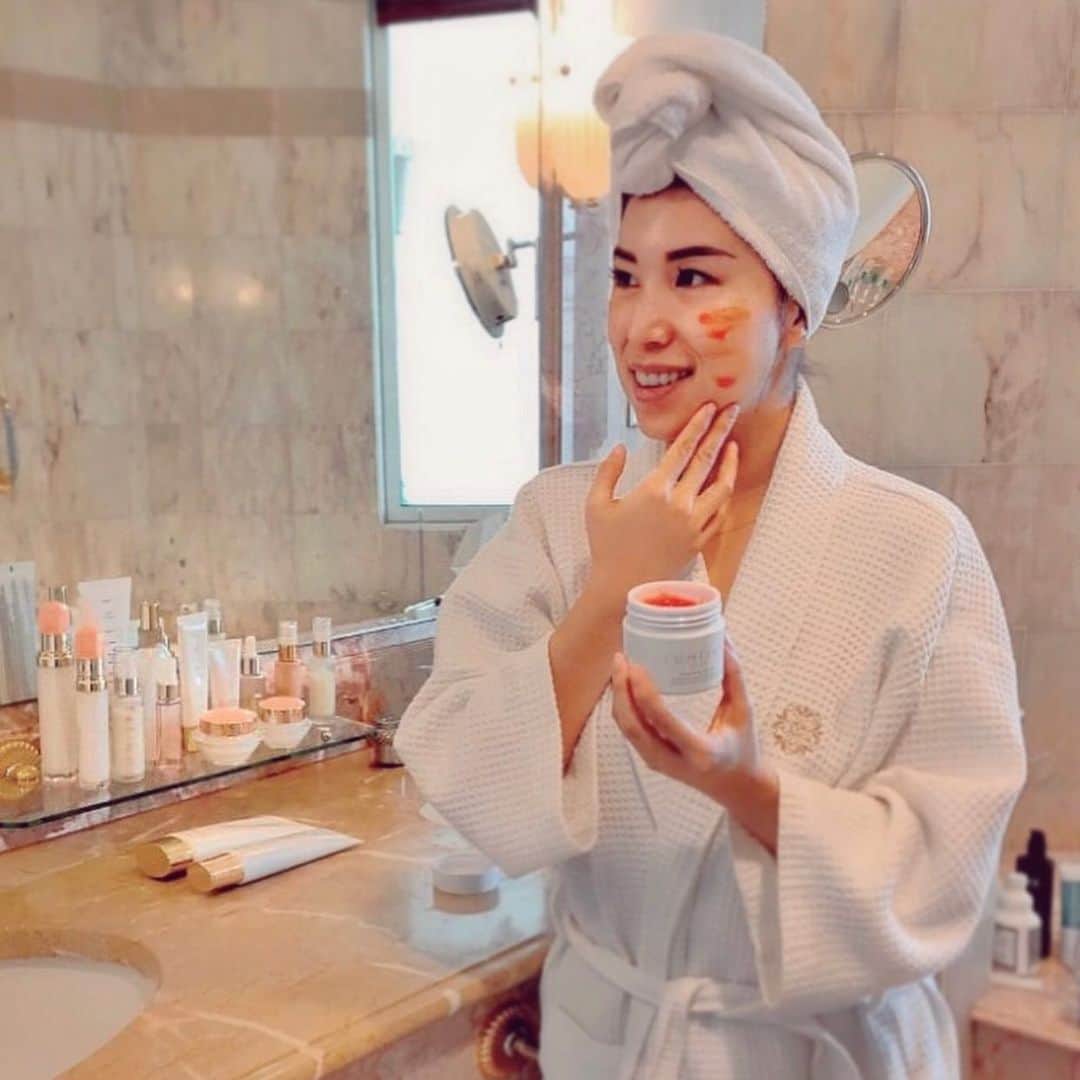 Motives Cosmeticsのインスタグラム：「Repeat after us: “I will take care of me.”✨   Whether that be defining your skincare regimen, scheduling out “me” time or meditating weekly, you deserve to look and feel your best and practicing self-care is essential to that. Explore the @lumieredevie skincare line at Motivescosmetics.com 🖤」