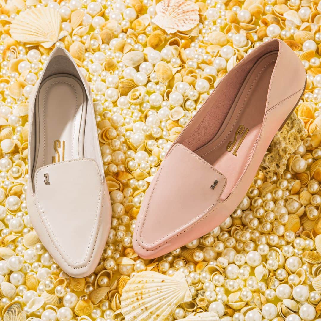 Santa Lollaのインスタグラム：「O nosso mocassim sem forro é o dois em um mais desejado da temporada. Use-o como mule também, apenas abaixando a parte do calcanhar. [ R$149,90 cada ] #santalollaverao21 #softleather #mocassim #candycolor」