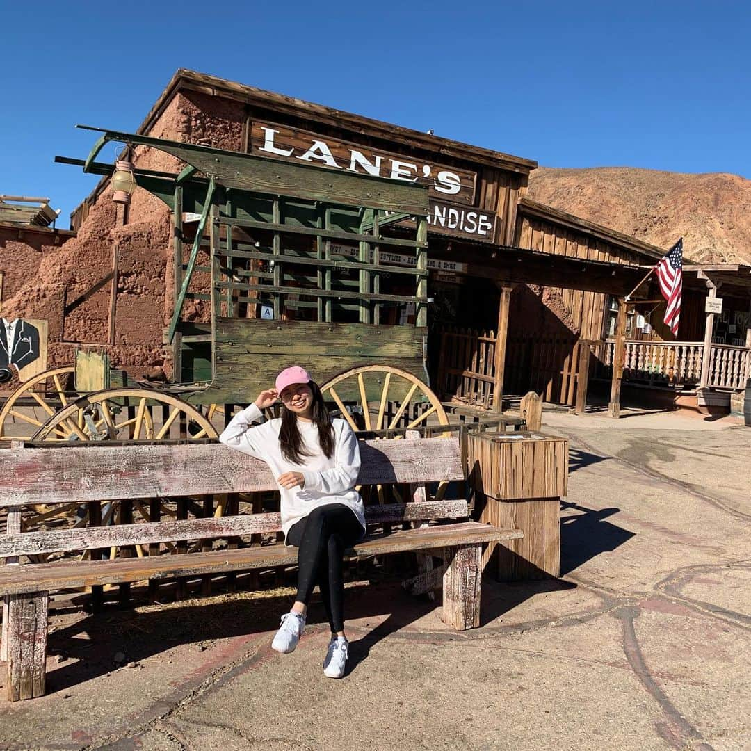 空まどかさんのインスタグラム写真 - (空まどかInstagram)「・ ・ 📍 Calico ghost town ・ 西部劇にでも出てきそうな街 撮影にも使われたりしてるらしい。 ・ ・ 写真だけ撮るつもりで寄ったら 入場料が一人8ドルだったんだけど 友達が交渉して二人で8ドルにw いけるんかいww ・ ・ 写真撮りに行っただけでも 楽しかったよー♡ ・ ・ 英語・フランス語・ドイツ語・日本語の看板🪧 何故この中で日本語を選んだのか謎すぎる。 絶対スペイン語じゃない？w ・ ・ #calicoghosttown #california #roadtrip」2月1日 1時01分 - sky_madoka