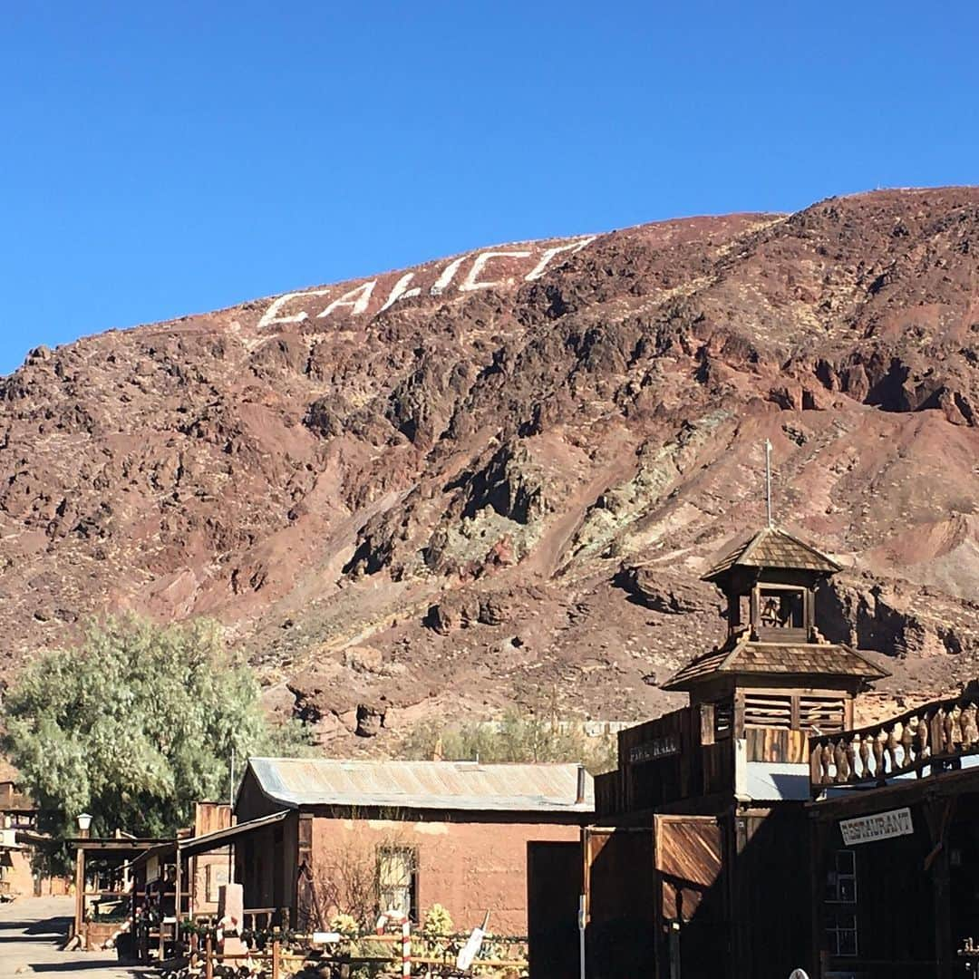 空まどかさんのインスタグラム写真 - (空まどかInstagram)「・ ・ 📍 Calico ghost town ・ 西部劇にでも出てきそうな街 撮影にも使われたりしてるらしい。 ・ ・ 写真だけ撮るつもりで寄ったら 入場料が一人8ドルだったんだけど 友達が交渉して二人で8ドルにw いけるんかいww ・ ・ 写真撮りに行っただけでも 楽しかったよー♡ ・ ・ 英語・フランス語・ドイツ語・日本語の看板🪧 何故この中で日本語を選んだのか謎すぎる。 絶対スペイン語じゃない？w ・ ・ #calicoghosttown #california #roadtrip」2月1日 1時01分 - sky_madoka