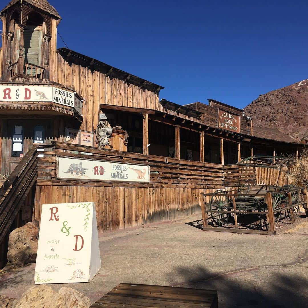 空まどかさんのインスタグラム写真 - (空まどかInstagram)「・ ・ 📍 Calico ghost town ・ 西部劇にでも出てきそうな街 撮影にも使われたりしてるらしい。 ・ ・ 写真だけ撮るつもりで寄ったら 入場料が一人8ドルだったんだけど 友達が交渉して二人で8ドルにw いけるんかいww ・ ・ 写真撮りに行っただけでも 楽しかったよー♡ ・ ・ 英語・フランス語・ドイツ語・日本語の看板🪧 何故この中で日本語を選んだのか謎すぎる。 絶対スペイン語じゃない？w ・ ・ #calicoghosttown #california #roadtrip」2月1日 1時01分 - sky_madoka