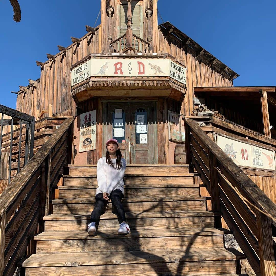 空まどかのインスタグラム：「・ ・ 📍 Calico ghost town ・ 西部劇にでも出てきそうな街 撮影にも使われたりしてるらしい。 ・ ・ 写真だけ撮るつもりで寄ったら 入場料が一人8ドルだったんだけど 友達が交渉して二人で8ドルにw いけるんかいww ・ ・ 写真撮りに行っただけでも 楽しかったよー♡ ・ ・ 英語・フランス語・ドイツ語・日本語の看板🪧 何故この中で日本語を選んだのか謎すぎる。 絶対スペイン語じゃない？w ・ ・ #calicoghosttown #california #roadtrip」