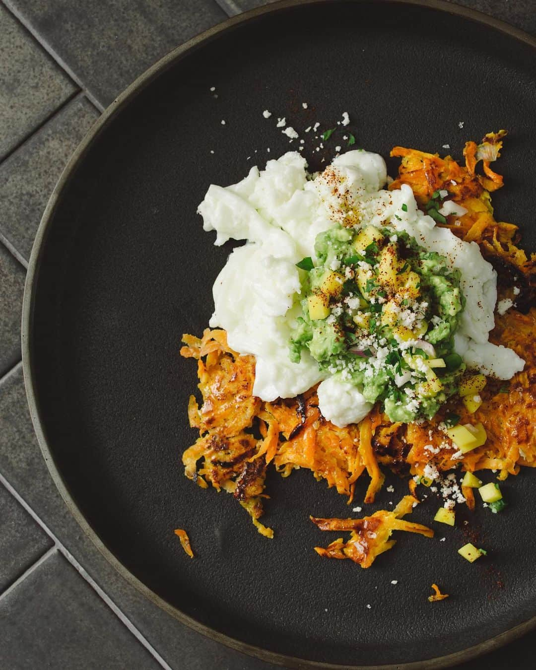 ティファニー・ティーセンさんのインスタグラム写真 - (ティファニー・ティーセンInstagram)「Serving up #sunday #morning #breakfast -Egg Whites, Sweet Potato Hash Browns and Mango Guacamole. #recipe in #pullupachair cookbook」2月1日 1時06分 - tiffanithiessen