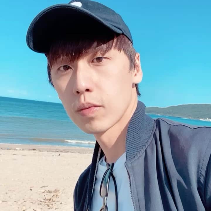 爽爽貓 by SECONDのインスタグラム：「過了一個理想的週末。  天氣太好了捨不得待在室內，走了幾個公園後覺得這麼好的太陽不去海邊發個呆的話自己會成為一個浪費的人。  路過巴士轉運站時走進去看有沒有往海邊的車，突然有車進站還沒看完就刷卡跳上車，一邊驚訝自己的舉動一邊遙遙晃晃一個多小時，難得的進入深層睡眠，在移動的交通工具上睡得總是特別好。依稀的聽到下一站海水浴場幾個字就趕快按了下車鈴，意識還在夢中，作到一半的夢還在巴士上，但趕快拖著身體衝下車，  想起柯柯柯泯薰的歌詞：  這是我的  我的地方 已經睡著的城市  只有你還醒著  我們大聲  大聲的笑著 已經睡著的馬路  只有夢想醒著  對，晚上要趕回台北聽她的演唱會所以不去太遠的海，在陽光和海之間發呆和補充一個禮拜份的維他命D，原來要去海邊沒有想像中的遠，只要不怕坐錯車的上去就可以，會不會人生有些事也是這樣呢，能把握眼前的太陽就會有力量？  不管那麼多的去找廁所，意外發現了海水浴場附近的蛋糕店，點了限定口味配熱拿鐵，一位內用就不用等位置其實也滿方便。在陌生的市場散步，確認回程的巴士，然後不小心吃到這輩子最好吃的炒泡麵。  那個瞬間好像看懂了靈魂急轉彎最後一幕飄下的葉子  怕遲到的跳上回台北的巴士，路上遙遙晃晃，但心情意外平坦。回到了熟悉的城市，聽到了一場潔淨的演唱會，柯柯的聲音不曉得為什麼讓我一直感覺到某些震撼，那種震撼是像物體默默掉進水中時的漣漪，一陣陣傳來，沒有形狀但卻能堅信自己。  原來有這麼多人閃閃發光的活著呀  聽完時帶著這個心情走出演唱會，不曉得為什麼捨不得太快忘記，於是決定騎腳踏車慢慢哼著剛剛聽到的歌回家。  有了一個完美的一天  謝謝 @mis_ike  謝謝 太陽 謝謝 海 謝謝 草莓塔 謝謝 炒泡麵 謝謝 決定衝上車的自己  晚安 有空記得曬太陽  by SECOND」