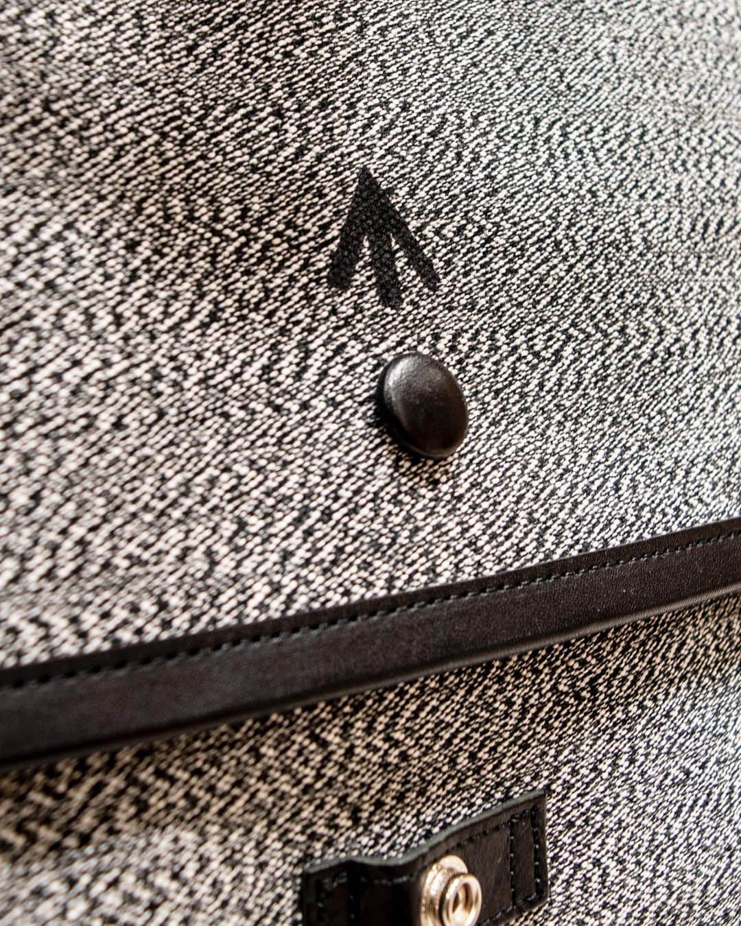 PORTER STANDさんのインスタグラム写真 - (PORTER STANDInstagram)「﻿ SHOP ORIGINAL﻿ BROADARROW﻿ ﻿  水を通して乾燥させた染糸と生糸を撚り合わせ、高密度に織り上げることによって生まれた独特なハリ感が特徴のキャンバス生地を使用したカジュアルシリーズ。﻿ ﻿ 付属の真鍮製ホイッスルは、英国の老舗ホイッスルブランド「ACME WHISTLES（アクメ ホイッスル）」に製作を依頼しました。﻿ また、英国軍の官給品であることを示した矢印「ブロードアロー」をモチーフにしたプリントを本体正面に施しており、デザインのアクセントになっています。﻿ ﻿ メッセンジャーバッグ（M）は、女性でもお使いいただけるサイズ感が魅力。フラップは2段階に調節が可能で、荷物の量に合わせてお使いいただくことができます。﻿ ﻿ MESSENGER BAG（M）﻿ No.381-19505﻿ ￥34,000+tax﻿ W400/H270/D110mm﻿ ﻿ こちらの商品は吉田カバンオフィシャルオンラインストアでも好評発売中です。﻿ ﻿ #yoshidakaban #porter #luggagelabel ﻿ #porterflagshipstore #madeinjapan #japan #porterstand #shinagawa #tokyo #kyoto #broadarrow #messengerbag #acmewhistles #silver #whistles #exclusive #limited #military #trip #travel 吉田カバン #ポーター #ポータースタンド #品川 #東京 #京都 #ブロードアロー #ホイッスル #メッセンジャーバッグ #自転車通勤」2月1日 1時08分 - porter_stand