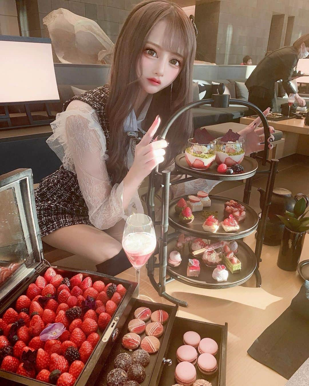 mireiさんのインスタグラム写真 - (mireiInstagram)「. いちごの季節だいすき🍓♥︎ ワンピは近々販売する(@selectshop_mieux )の🎀 . #アフタヌーンティー #afternoontea #アマン東京 #アマン東京アフタヌーンティー」2月1日 1時09分 - mirei.501