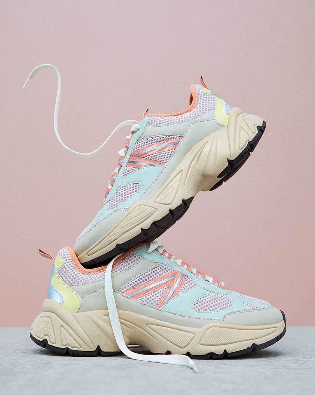 H&Mさんのインスタグラム写真 - (H&MInstagram)「Fresh kicks in fresh pastels — out now! 💐 #HM  Mesh trainers: 0942727001」2月1日 1時09分 - hm
