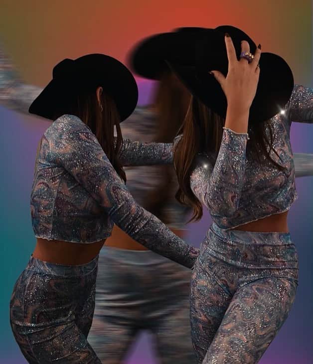 We Wore Whatのインスタグラム：「Sent my team pics to choose a fav from and they sent me back this edit 🤯   graphic by @lil_gmill gradient by @torihinn」
