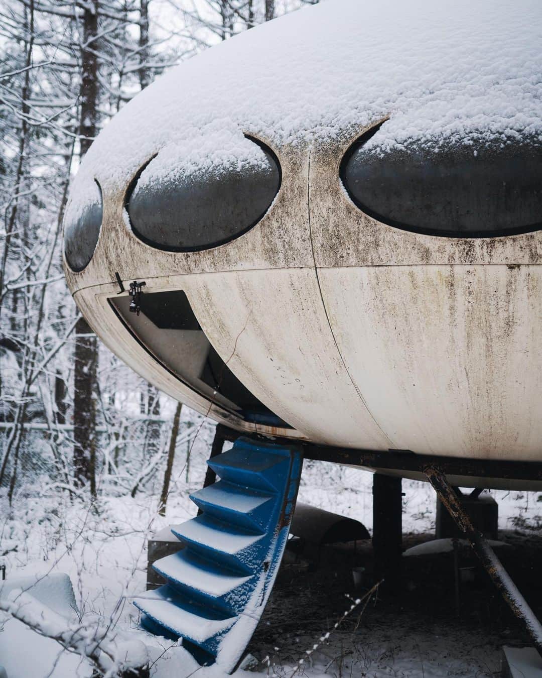 啝 （わ）のインスタグラム：「Abandoned UFO in snow 𓆲 𓆲 𓆲 #abandonedafterdark #urbex_supreme #desertedplaces #abandon_seekers_ #urbex_regards #welcometwoneverland #kings_abandoned #abandonedcentral #the_urbex_institute #renegade_abandoned #rsa_preciousjunk #glitz_n_grime #gotrespassing #savethedecay #bandorebelz #abandoned_addiction #abandoned #urbex #global_urbex #urbex_utopia #abandonig #allabandoned #urbex_kings #sombrexplore #grime_lords #urbxtreme #all_is_abandoned #discarded_butnot_forgotten #廃墟 #made_in_decay」