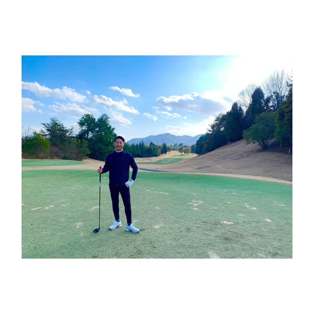 江本一真のインスタグラム：「ゴルフコースデビューしました🏌️‍♂️ ナイスショットを放った時の快感、自然を感じられる何とステキな趣味でしょうか。 １つ大人の階段のぼった気がします。 #ゴルフ #ゴルフ男子 #趣味 #江本一真」