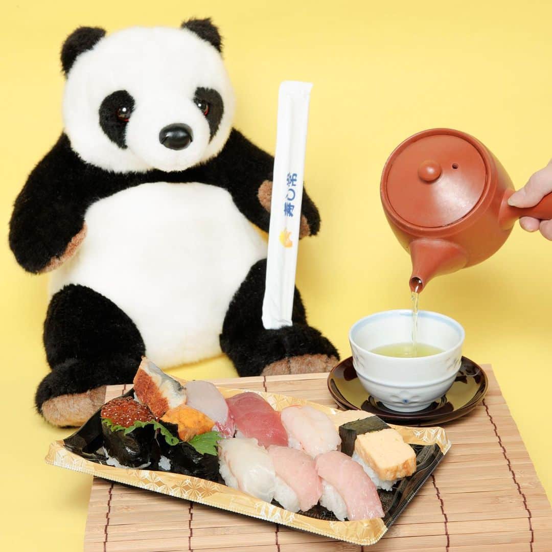 アトレ上野（atre ueno）さんのインスタグラム写真 - (アトレ上野（atre ueno）Instagram)「今日は「寿し常」のお寿司をテイクアウトして食べたんだ🍣🤤✨ ぼくが食べた「粋魚（いなせ）にぎり」は、まぐろ大とろ・まぐろ中とろ・まぐろ赤身・ぶり・卵・うなぎ・赤えび・鯛・いくら・生うにの10貫が入っていてるセットだよ♫ お茶を入れてもらって、お店で食べている気分に💭🍵 みんなは何のお寿司が好きか教えてね🐼💓  Today I had some take out from "Sushi Tsune"🍣🤤✨. The inase nigiri I had consisted of ten pieces; fatty, medium fatty and lean tuna, yellowtail, eggs, shrimp, sea bream, eel, salmon roe and sea urchin. ♫ Having gotten some tea made for me made me relax, and made me feel like I was eating out 💭🍵 Please let me know what kind of Sushi you like the best.  今天去「壽司常」打包點壽司吃🍣🤤✨ 我吃的「inase 壽司」是一個10塊裝的壽司套餐，裡面有大塊金槍魚，中號金槍魚，瘦金槍魚肉，鰤魚，雞蛋，鰻魚，紅蝦，鯛魚，鮭魚，生海膽♫ 連熱茶也裝進來了，和在店裡吃的氣氛一樣呢💭🍵 大家都喜歡吃什麼壽司呢？🐼💓  #上野 #アトレ上野 #アトレ #atre #atreueno #パンダ #上野パンダ #上野散策 #熊猫 #東京観光 #PANDA #🐼 #ueno #tokyotour #ぬい撮り #寿し常 #sushitsune #上野ランチ #東京ランチ #東京テイクアウト #上野テイクアウト #テイクアウトランチ #テイクアウトメニュー #寿司ランチ #東京寿司 #上野寿司 #sushilover #tokyosushi #sushimania #uenolunch」2月1日 12時07分 - atre.ueno